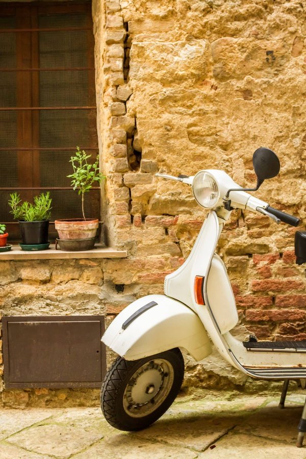 Quelles sont les caractéristiques, avantages et utilisations du scooter Vespa Elettrica ?