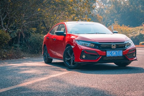 Est-il possible d'optimiser la consommation de carburant d'une Honda Civic pour les longs trajets ?